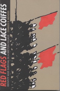 Drapeaux rouges et coiffes bigoudènes, un livre de Charles Menzies Drapeaux rouges et coiffes bigoudènes, un livre de Charles Menzies