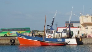 Chaloupe sardinière, chalutier côtier et car de touristes, trois âges de la pêche bigoudène à Lesconil Chaloupe sardinière, chalutier côtier et car de touristes, trois âges de la pêche bigoudène à Lesconil