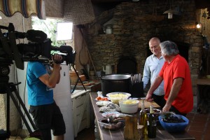 Mike Tommasi (qui traduit) et Jean Canale sous l'oeil de la caméra